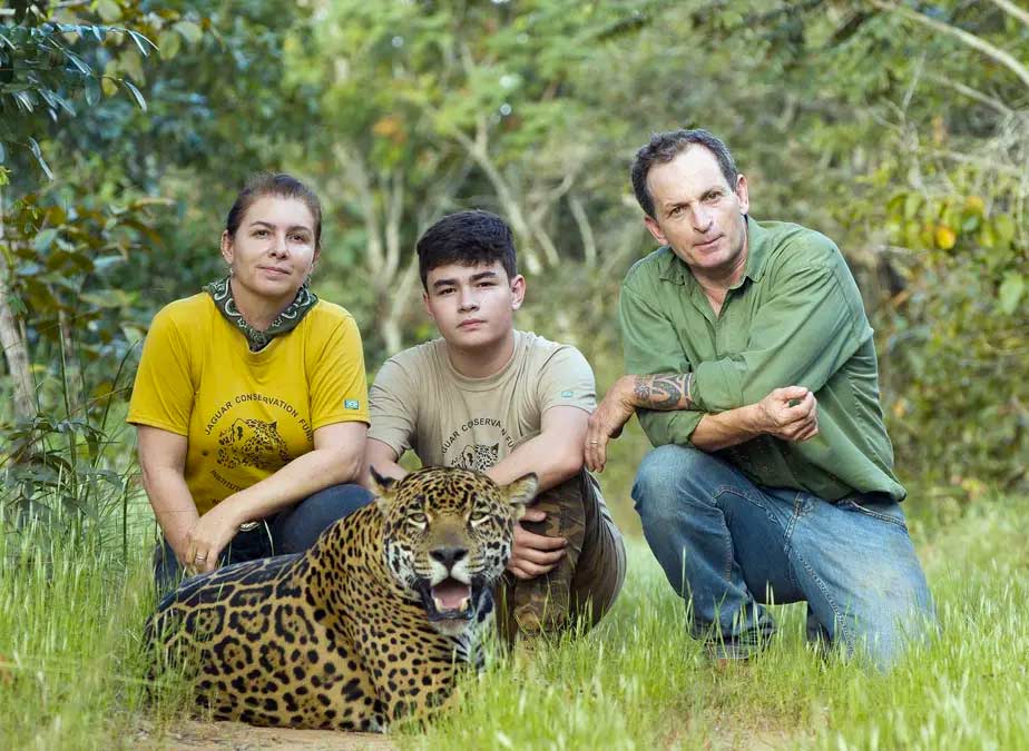 Anah Jácomo, Tiago Jácomo e Leandro Silveira com uma onça-pintada